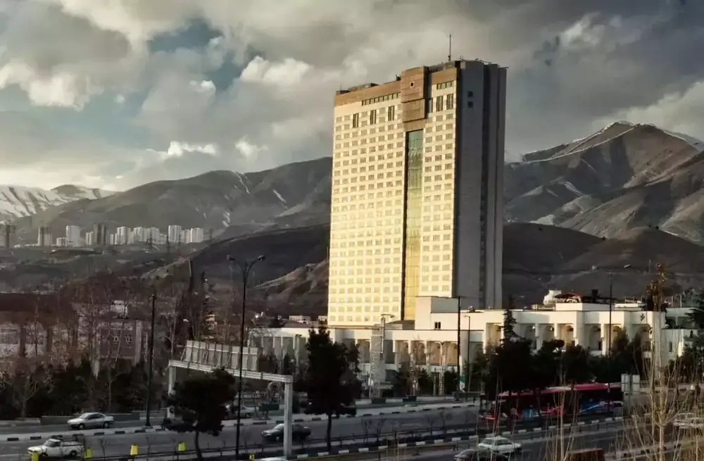 نمای هتل پارسیان آزادی در تهران