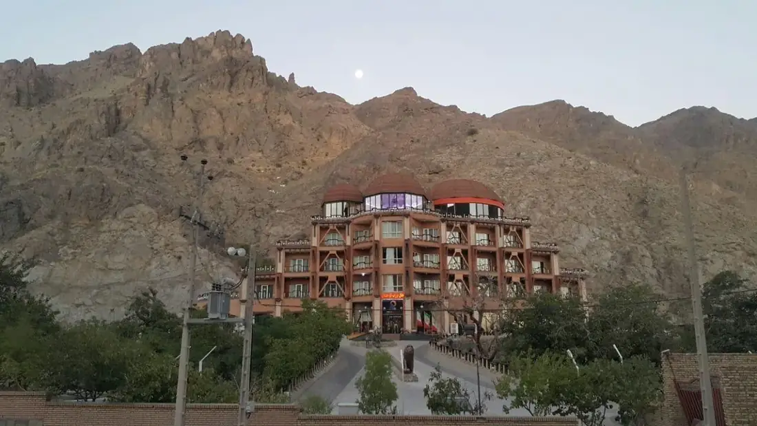 نمای هتل بزرگ کوهستان بیرجند در بیرجند