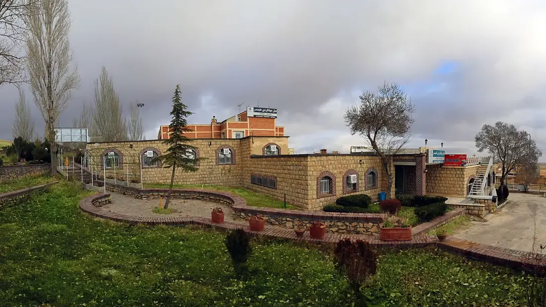 نمای هتل جهانگردی غار علیصدر همدان در همدان