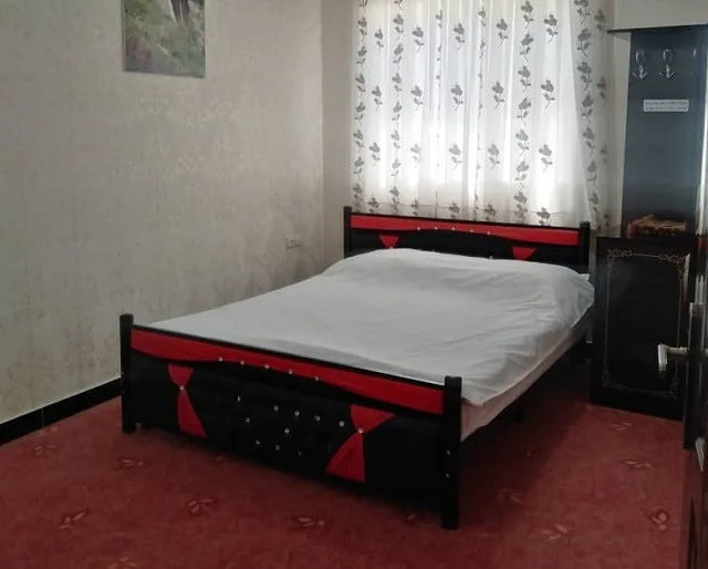 سوئیت یکخوابه چهارنفره(تخت دبل+ دو کاناپه تخت شو)