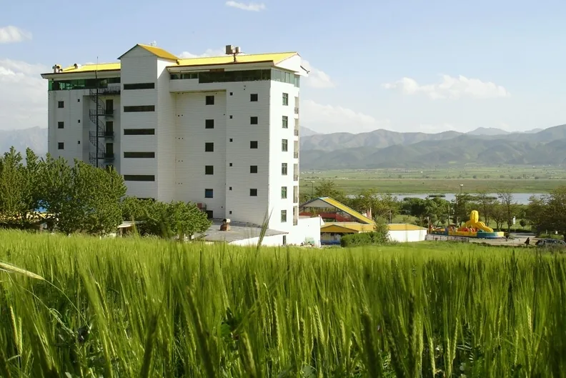 نمای هتل زریوار مریوان در مریوان