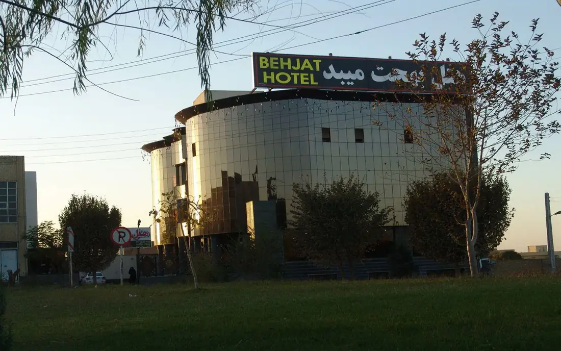 نمای هتل بهجت میبد در میبد