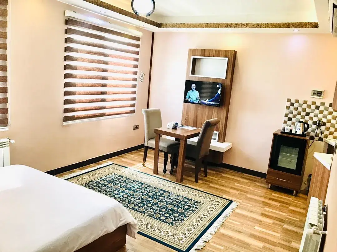 اتاق سه نفره ( یک تخت دبل + یک سرویس اضافه )