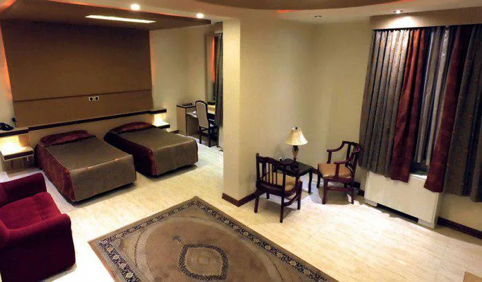 سوئیت معمولی سه نفره (دو تخته+سرویس اضافه)