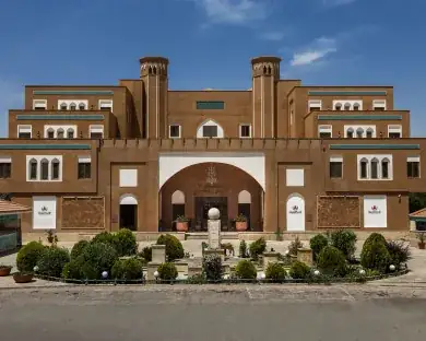 نمای هتل صفائیه در یزد