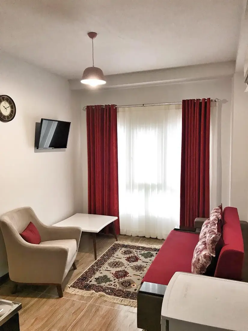 سوئیت دو خوابه برای چهار نفر (نمای رو به ساختمان پشت)