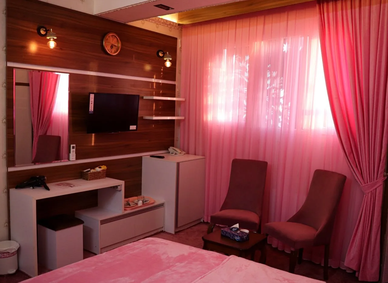 اتاق یک تخته کینگ داخلی (پنجره رو به پاسیو)